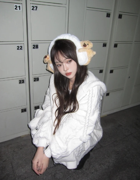 13De Marzo Earmuff White BlankRoom
