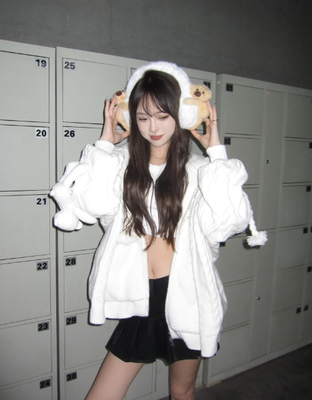 13De Marzo Earmuff White BlankRoom