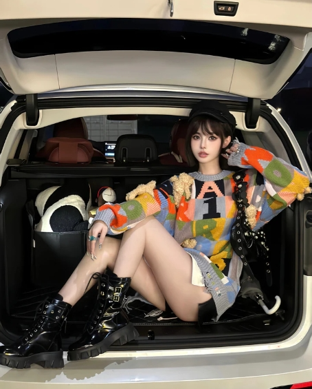 13De Marzo Sweater Logo BlankRoom