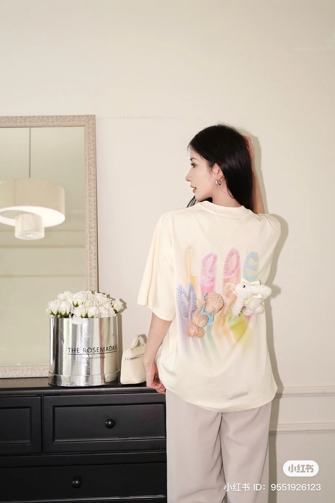 nữ mặc áo 13DE MARZO Doozoo Logo Colored Line T-Shirt White