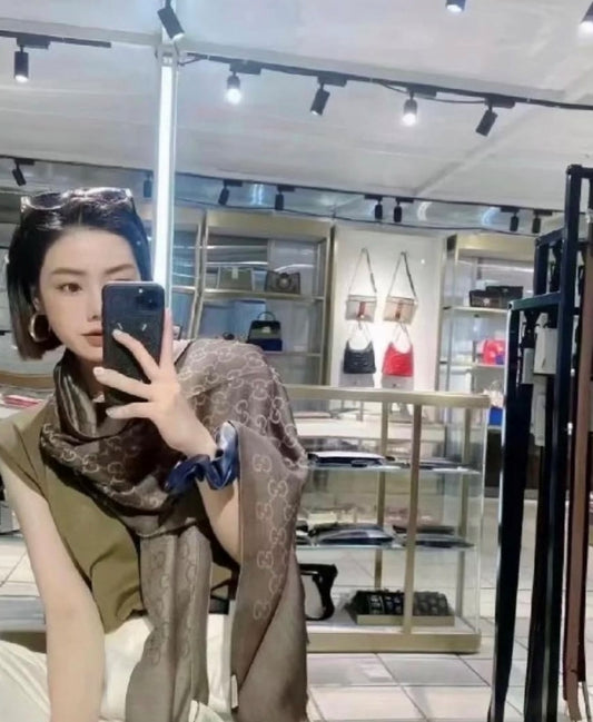 khăn chữ nhật GUCCI SCARF LIGHT BROWN AND DARK BROWN hàng hiệu chính hãng Authentic có sẵn tại BlankRoom Hà Nội, Việt Nam. 165904 3G646 9664