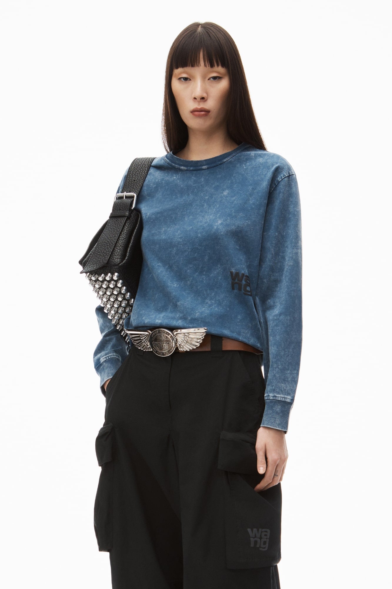 nữ mặc áo Alexander Wang Essential Logo Long-Sleeve Shirt 4CC3241519424A