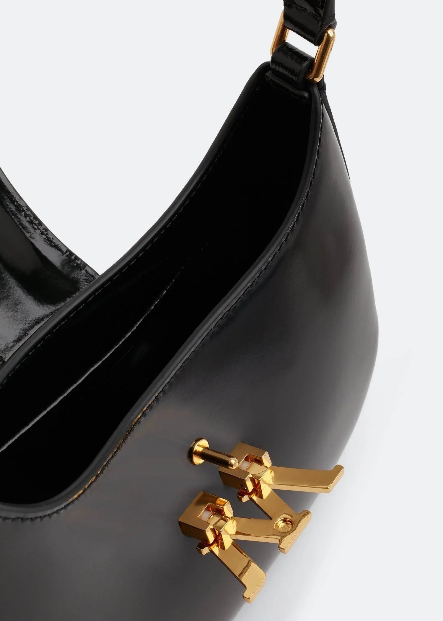 mặt bên trong túi