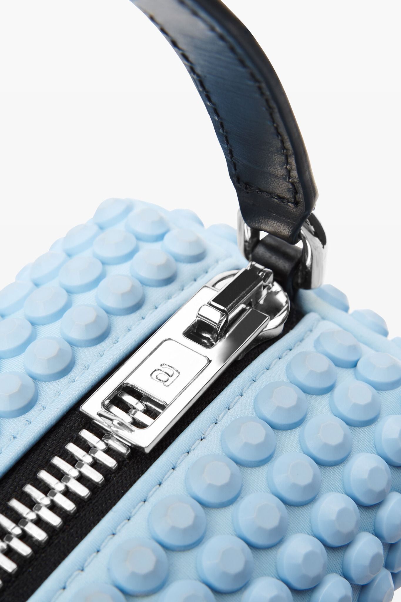 chi tiết khóa kim loại của túi