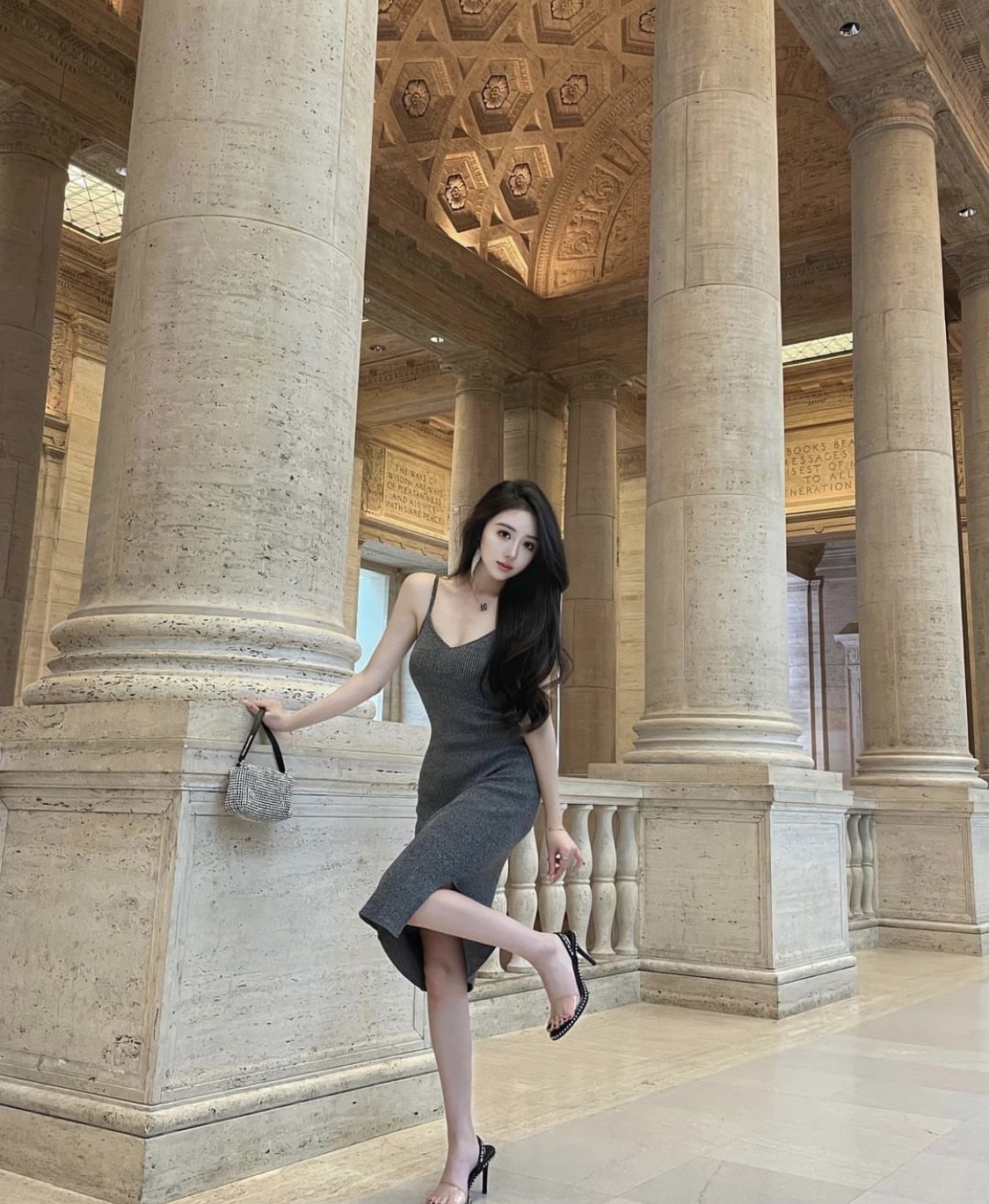 mẫu mang túi Alexander Wang Heiress Pouch In Crystal Mesh 2019P0813J100