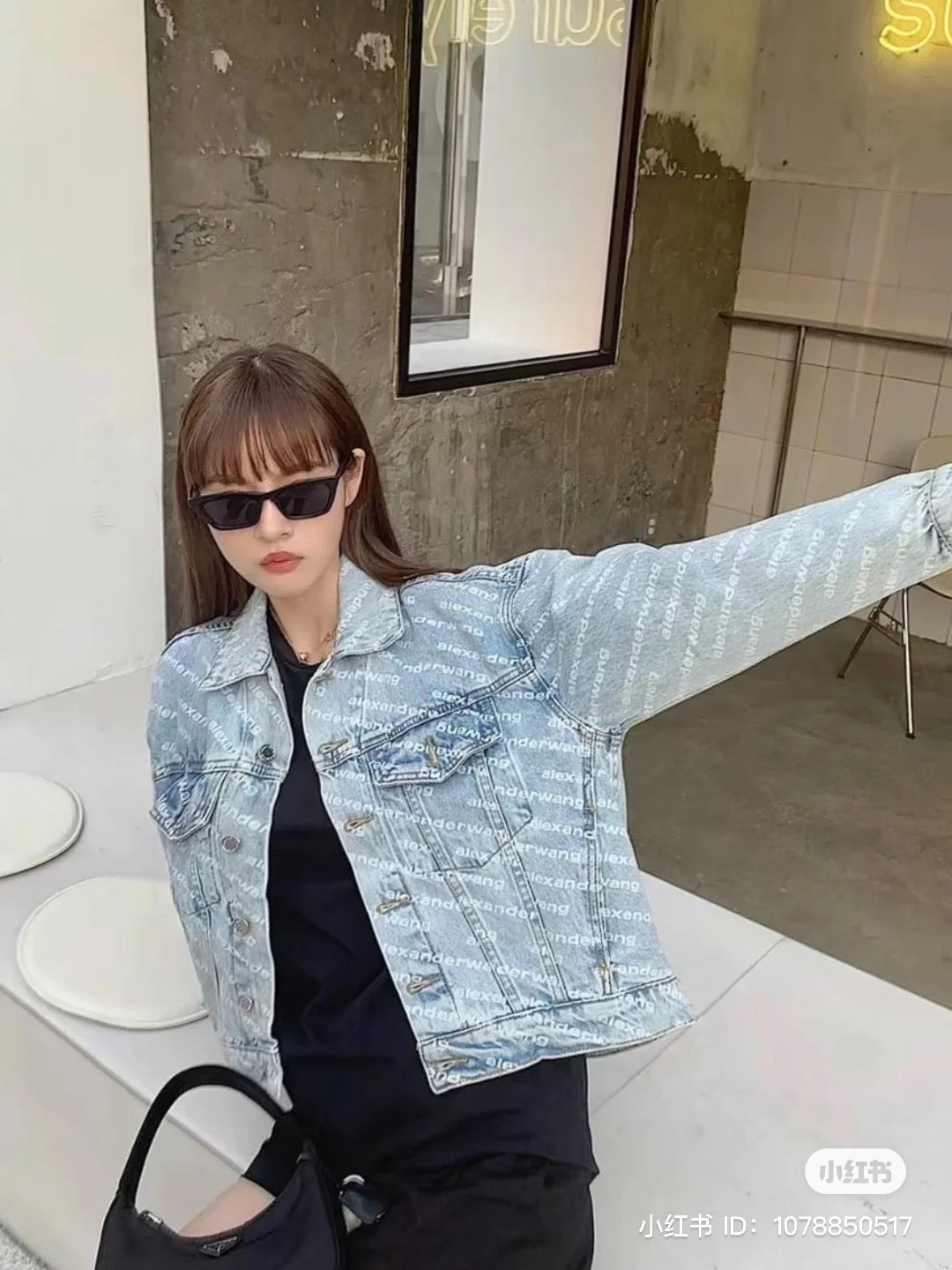 chi tiết áo ALEXANDER WANG FALLING BACK LOGO JACKET IN PEBBLE BLEACH DENIM 4DC2202756270
