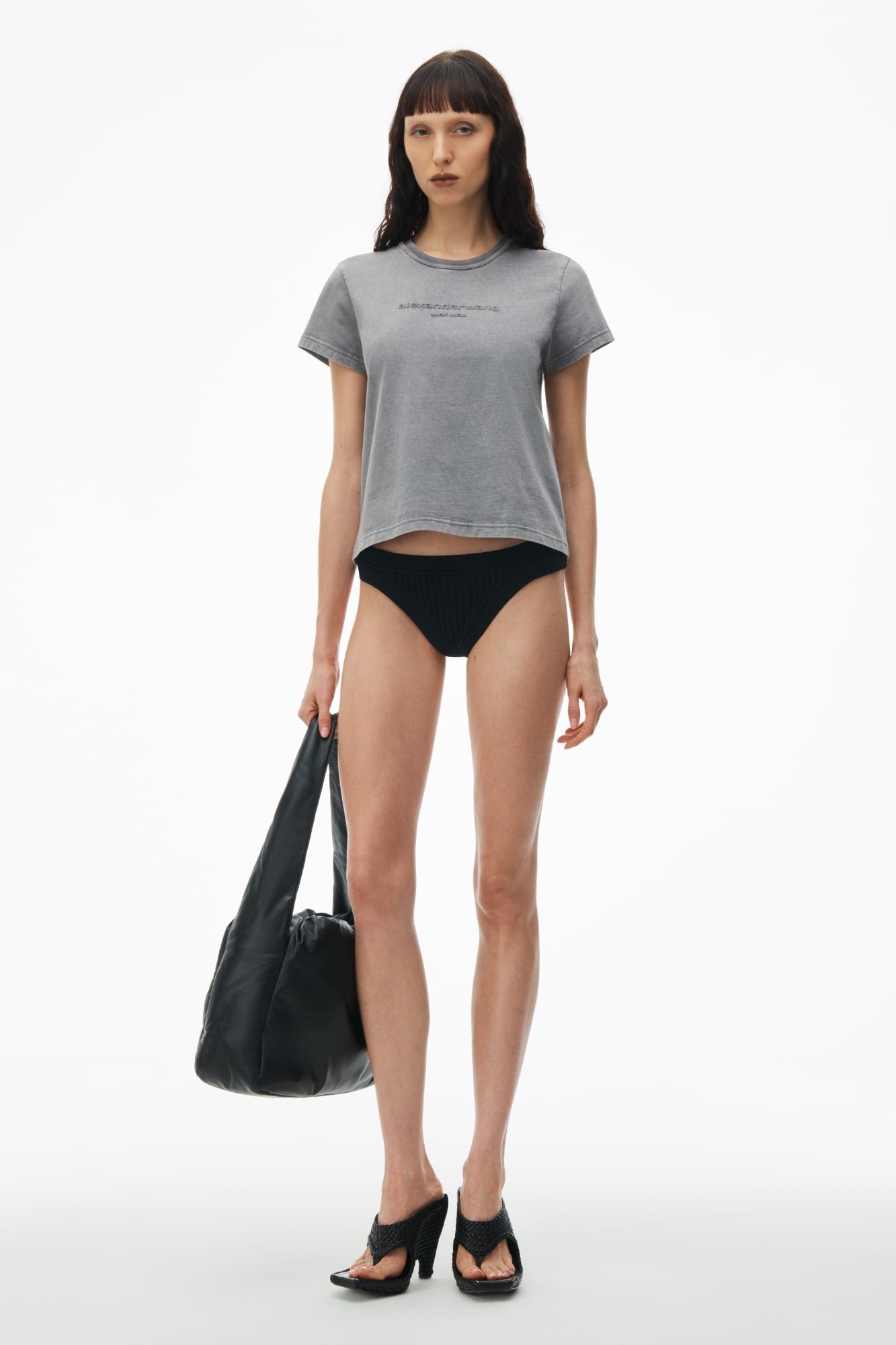 nữ mặc áo Alexander Wang Logo-Embossed Acid Wash Shrunken Tee 1CC2241890037A