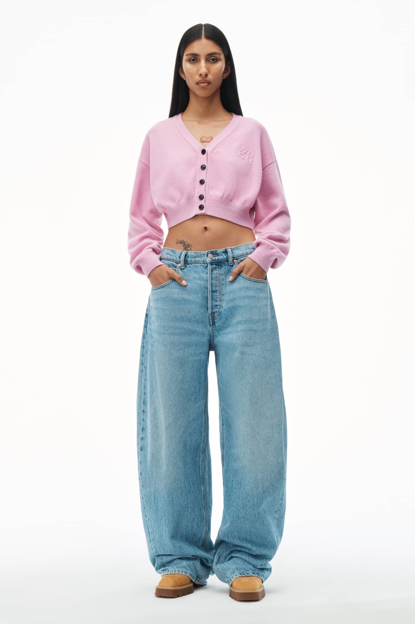 mẫu mặc áo Alexander Wang Pink Lavender Cropped V‑Neck Cardigan 4KC2243005697A