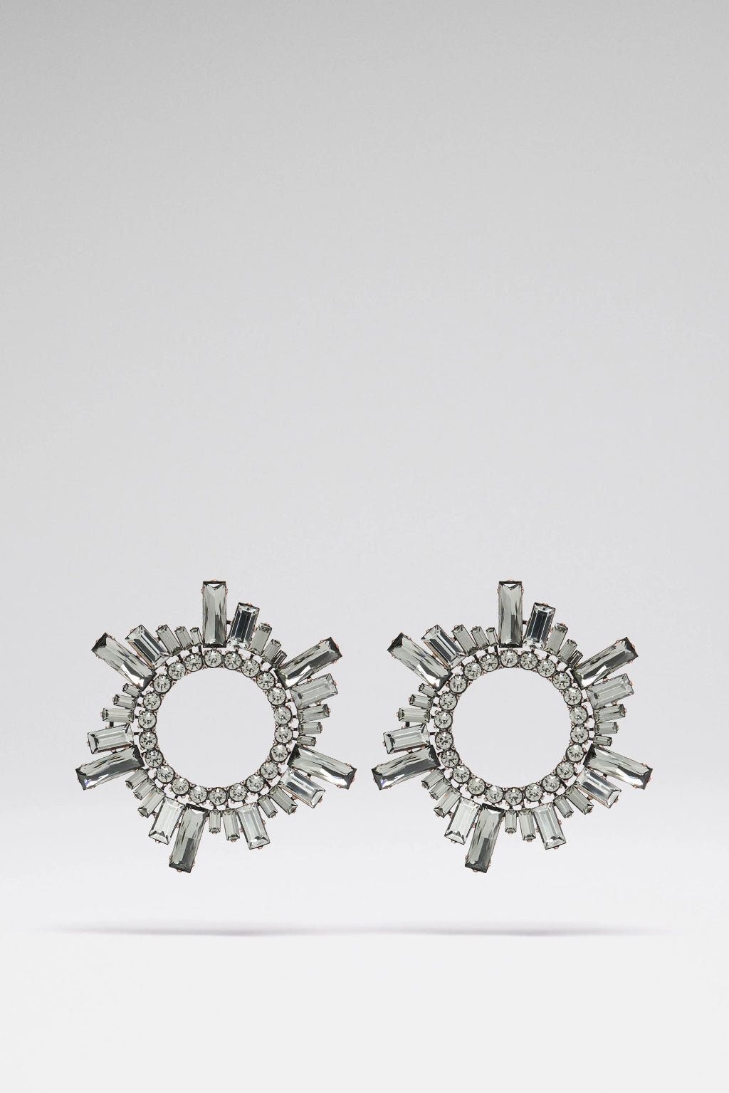 AMINA MUADDI BEGUM EARRINGS hàng hiệu chính hãng Authentic có sẵn tại BlankRoom Hà Nội, Việt Nam.