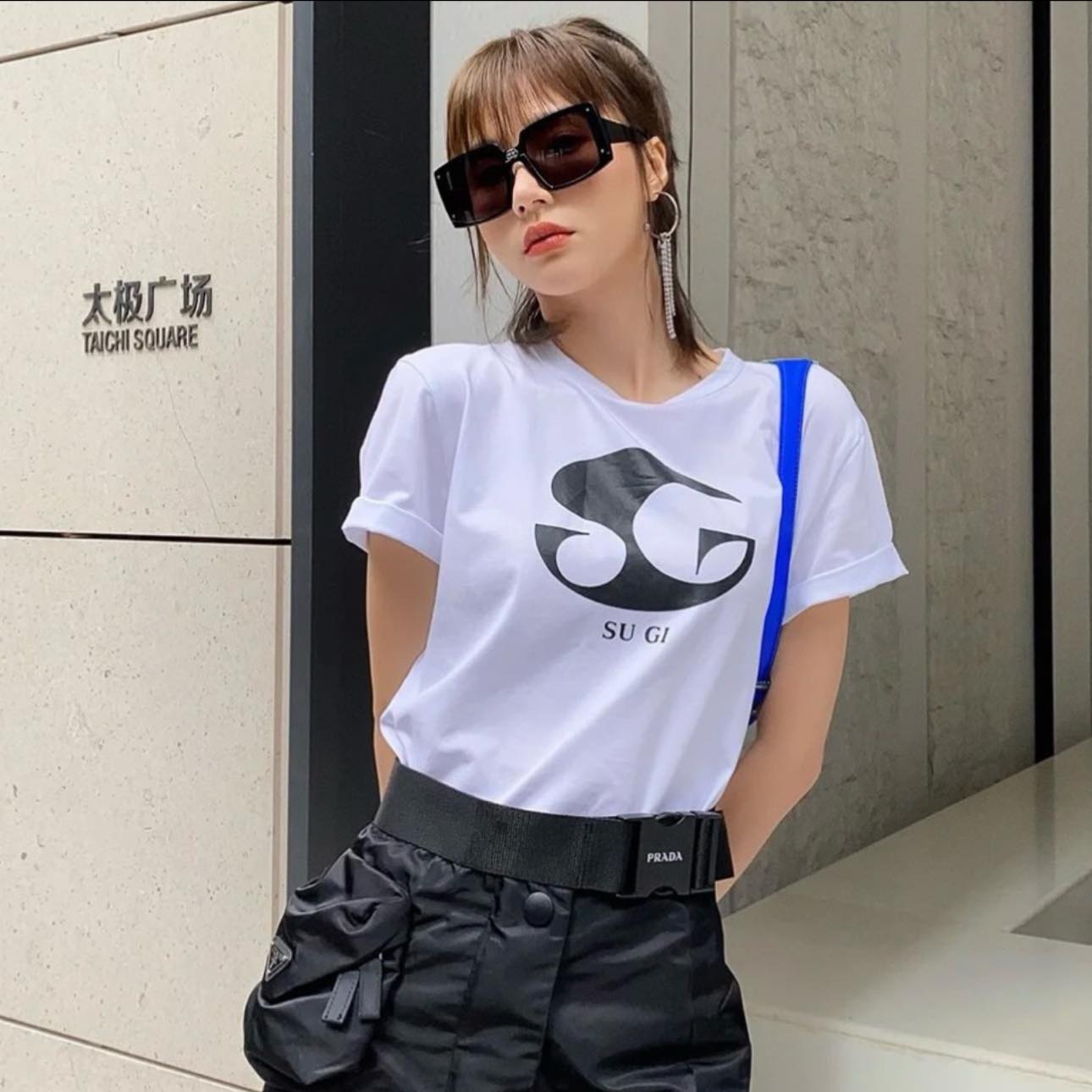 nữ đeo kính BALENCIAGA BB0081S 001 OVERSIZE SUNGLASSES TEMPLE LOGO