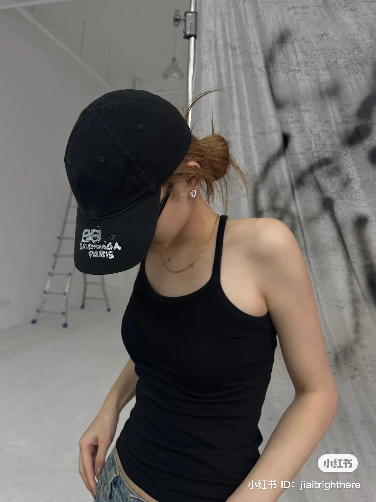 mẫu mang nón BALENCIAGA HAND-DRAWN BB ICON CAP IN BLACK 723771410B21077