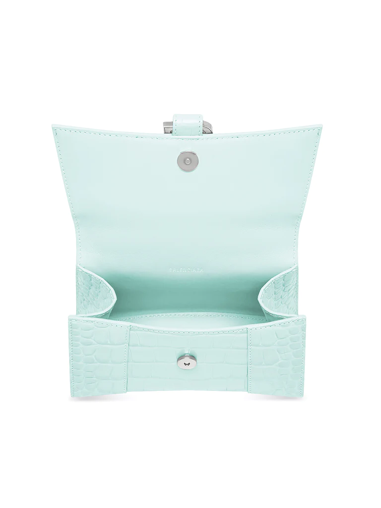 mặt bên trong túi