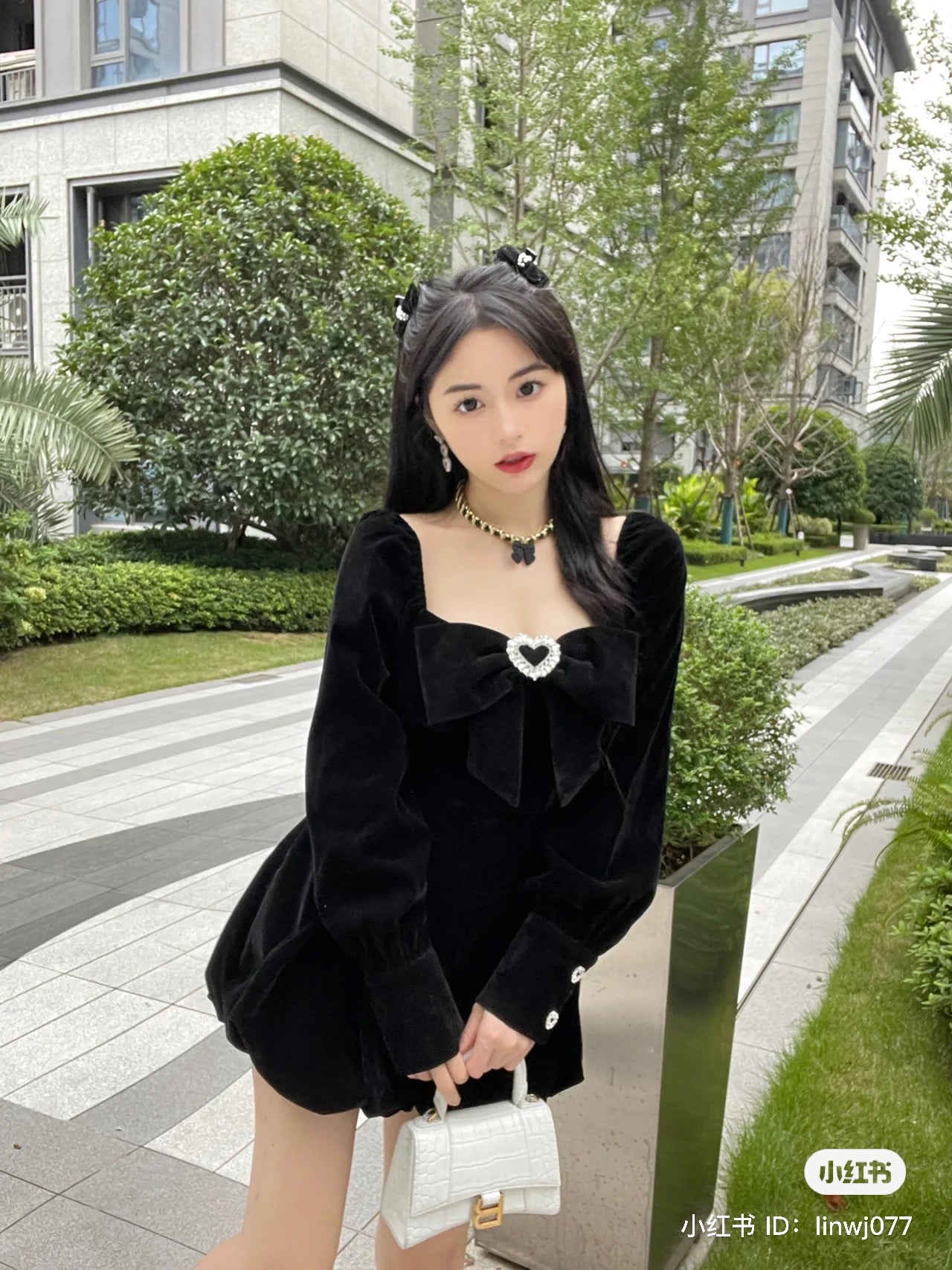 nữ đeo túi BALENCIAGA HOURGLASS XS CROCODILE-EMBOSSED WHITE WITH GOLD HARDWARE 5928331LRGM9016