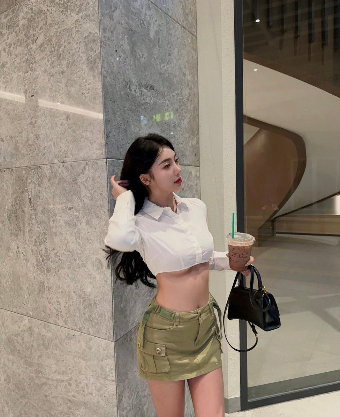 nữ đeo túi BALENCIAGA HOURGLASS XS HANDBAG BOX IN BLACK 5928331QJ4M1000