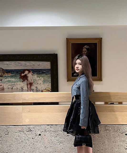 wearing túi BALENCIAGA HOURGLASS XS HANDBAG CROCODILE EMBOSSED IN BLACK 5928331LRGM1000