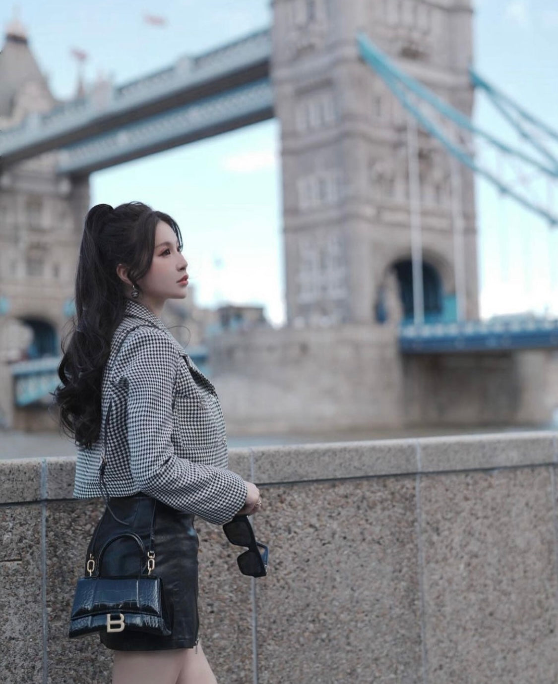 nữ đeo túi BALENCIAGA HOURGLASS XS HANDBAG CROCODILE EMBOSSED IN BLACK 5928331LRGM1000