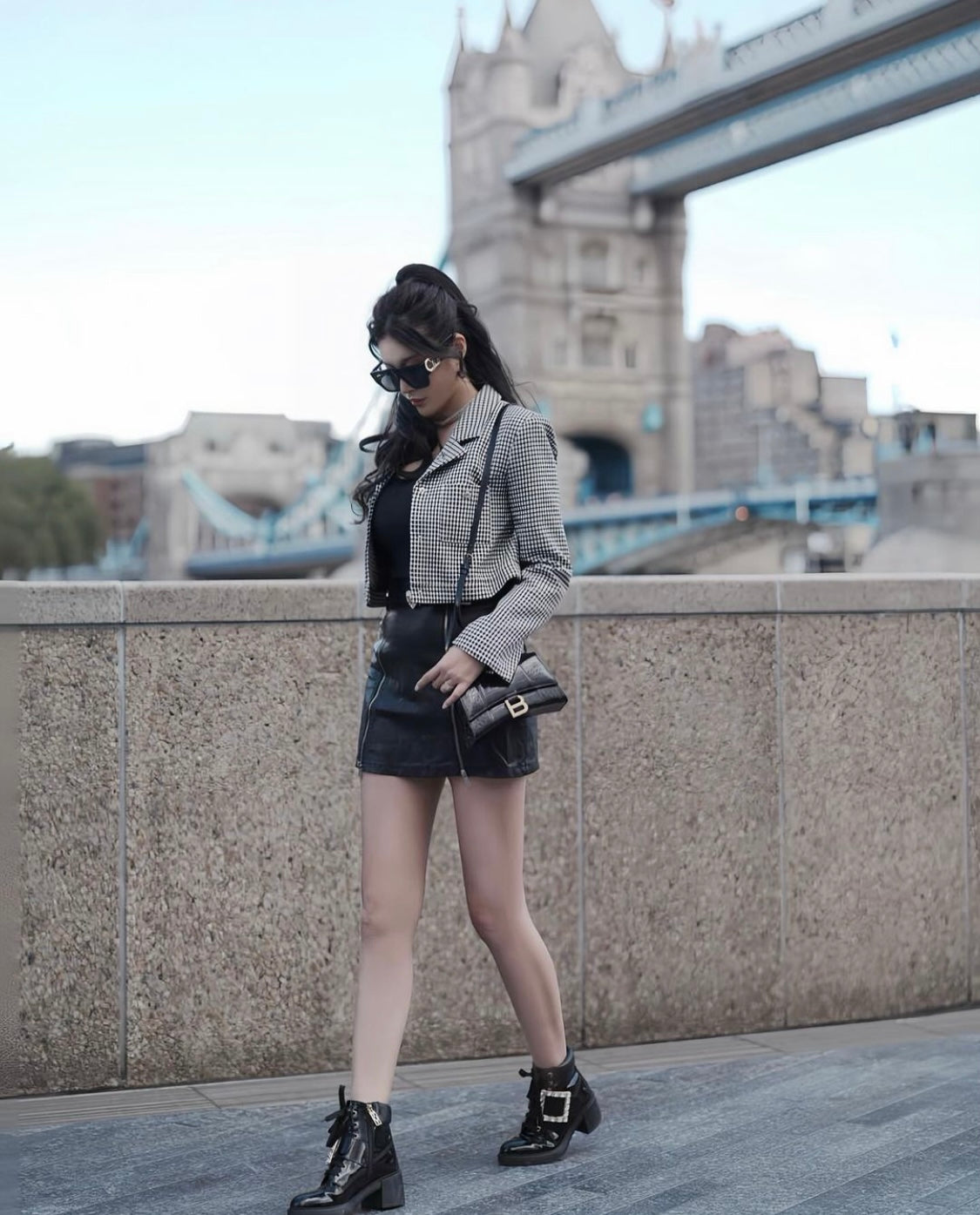 tổng thể túi BALENCIAGA HOURGLASS XS HANDBAG CROCODILE EMBOSSED IN BLACK 5928331LRGM1000