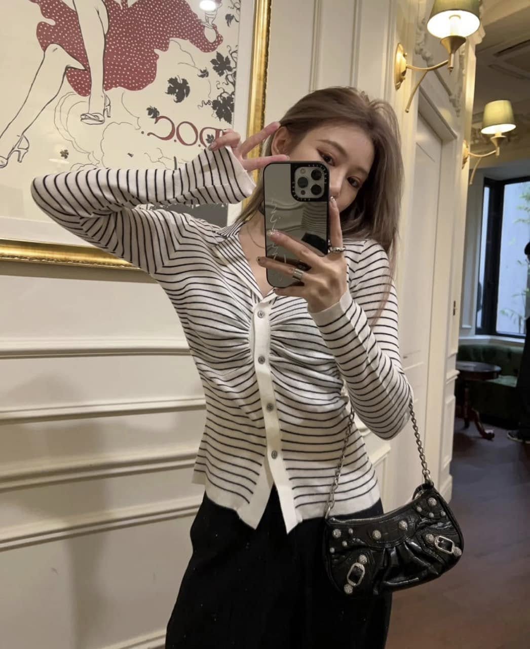 tổng thể túi BALENCIAGA LE CAGOLE MINI BAG CROCODILE EMBOSSED WITH CHAIN BLACK 69581423EJY1000