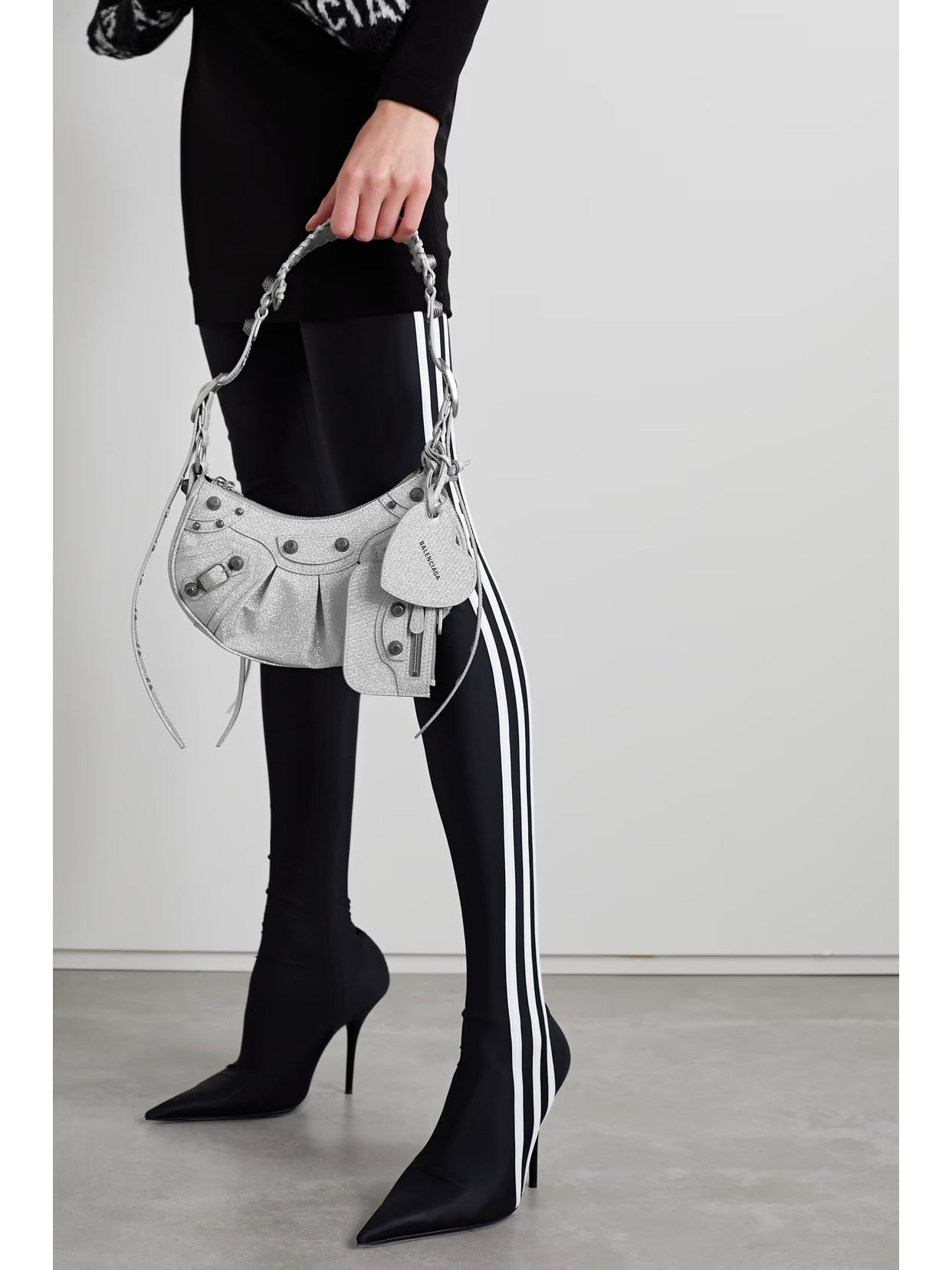 mẫu đeo túi Balenciaga Le Cagole XS Shoulder Bag Glitter Silver FW23 671309210O98110