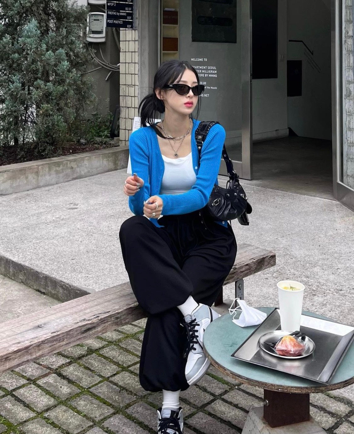 tổng thể túi BALENCIAGA WOMEN'S LE CAGOLE XS SHOULDER BAG IN BLACK 23FW 6713091VG9Y1000