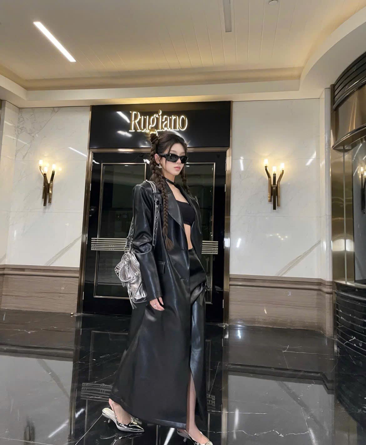 nữ đeo túi BALENCIAGA LE CITY SMALL BAG METALLIZED SILVER 7977892AA9R8122
