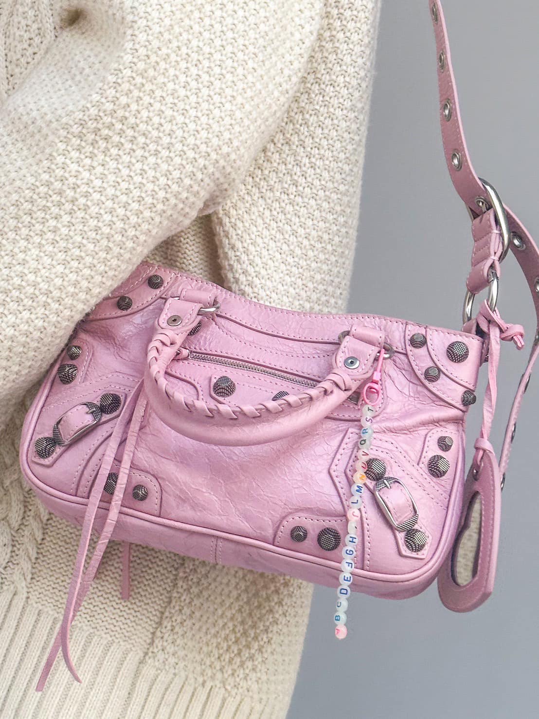 mẫu mang túi BALENCIAGA NEO CAGOLE XS HANDBAG POWDER PINK 23FW 7515231VG9Y6904
