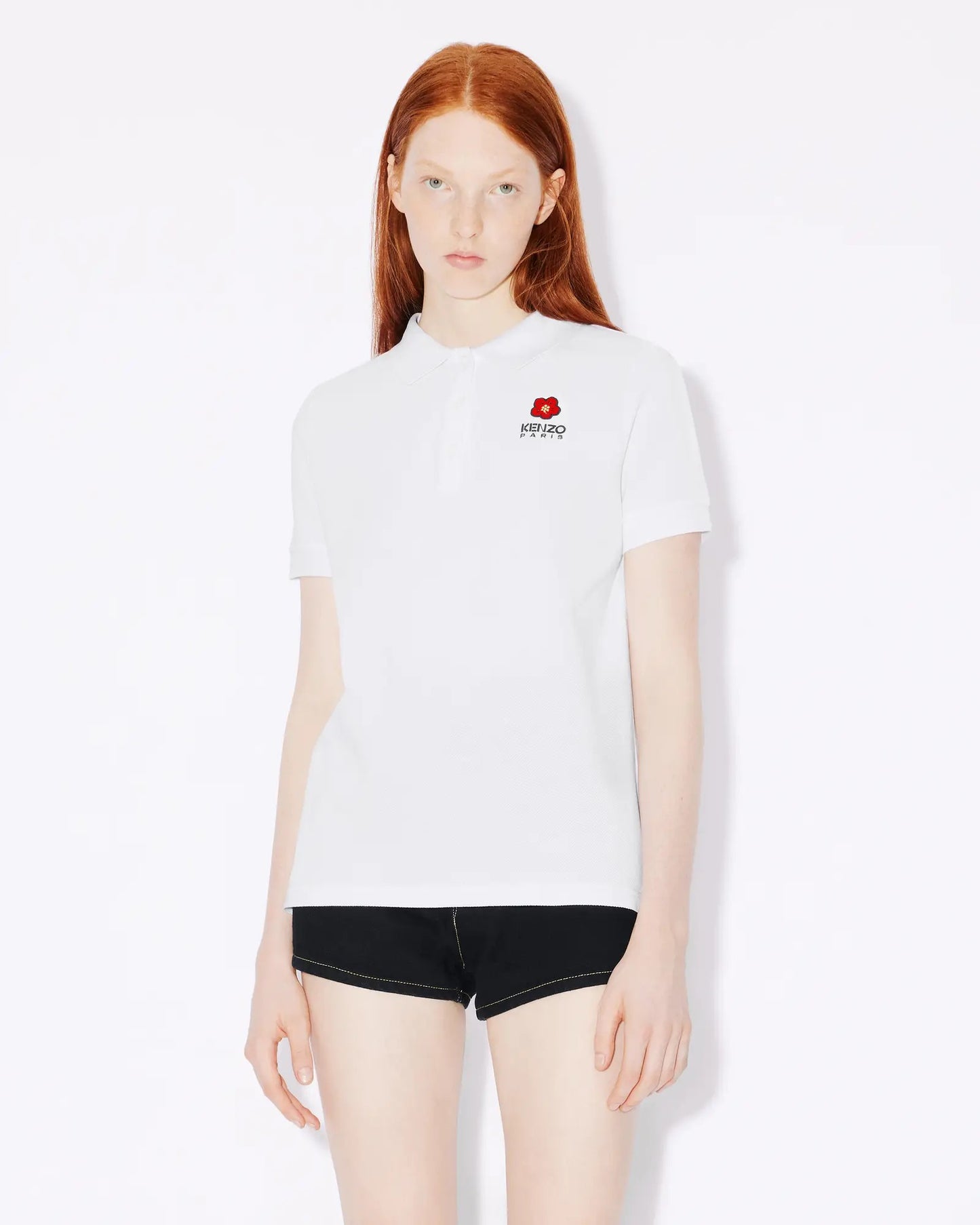 mẫu mặc áo BOKE FLOWER EMBROIDERED POLO SHIRT WHITE FC62TS7054PU.01