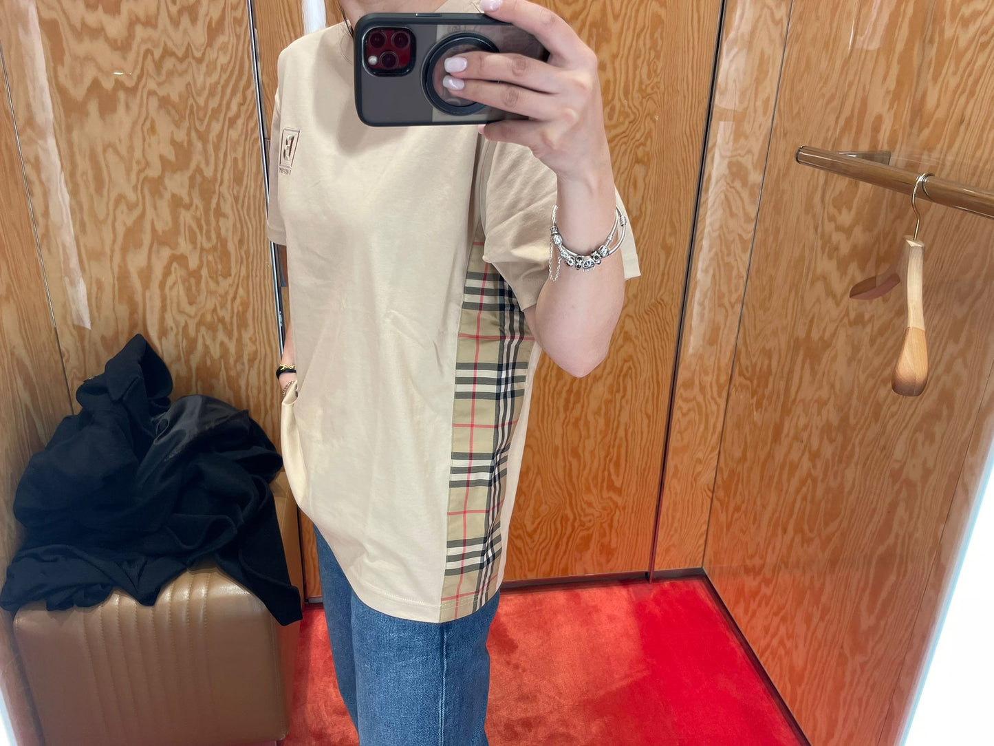 mẫu mặc áo Burberry BBox Carrick Check Waist T-Shirt In Soft Fawn 8067071