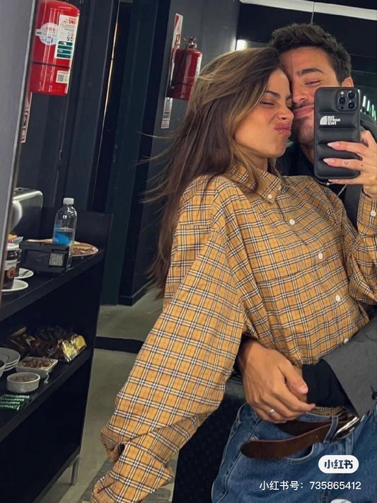 nữ mặc áo Burberry Jameson Vintage Shirts In Beige 8004263