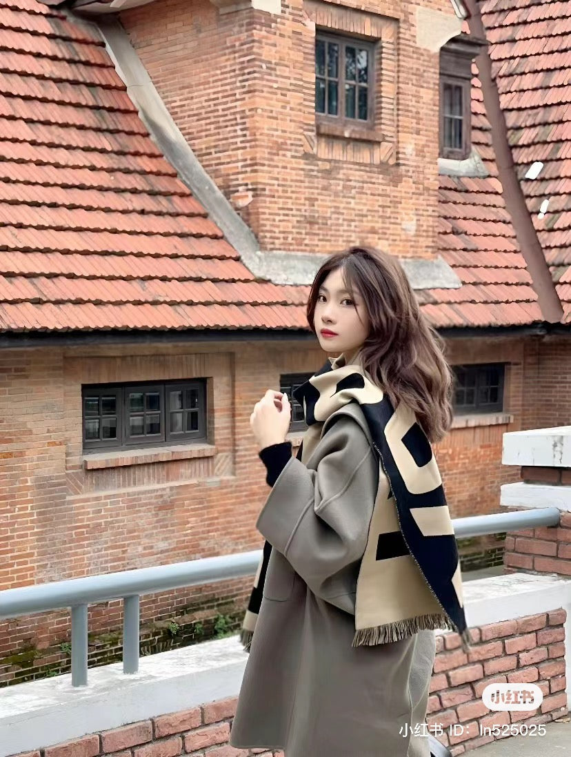 mẫu mang khăn BURBERRY BEIGE LOGO JACQUARD WOOL SCARF 8057147