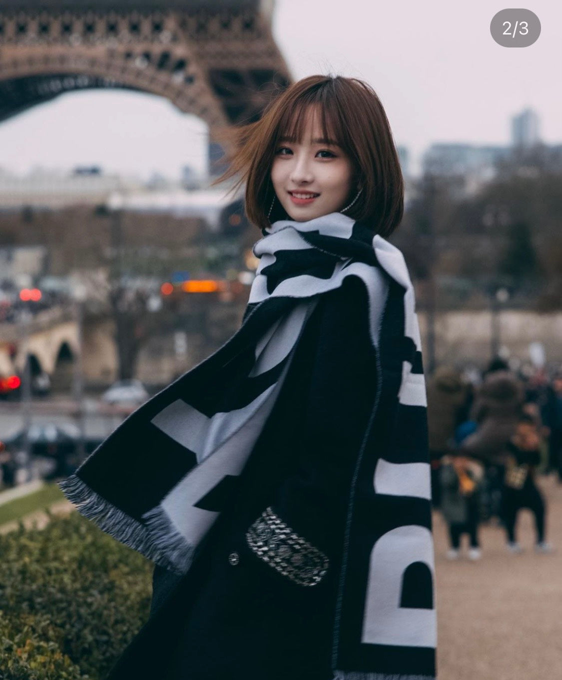 nữ đeo khăn Burberry Logo Wool Jacquard Scarf In Black 80542141