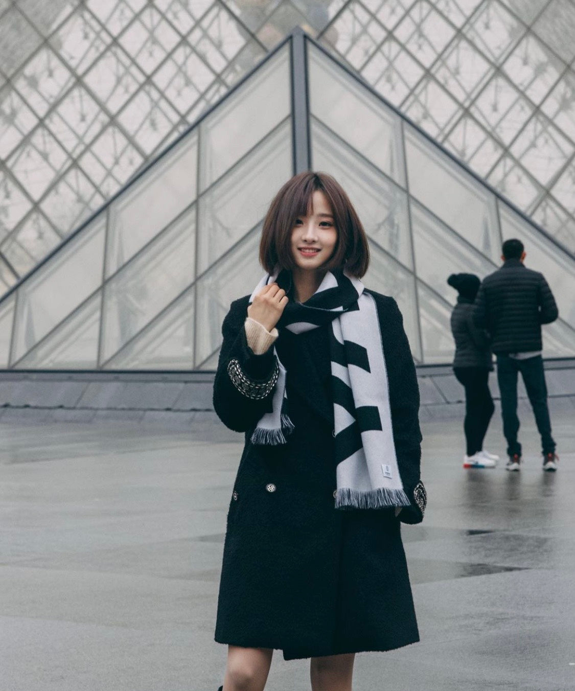 mẫu mang khăn Burberry Logo Wool Jacquard Scarf In Black 80542141