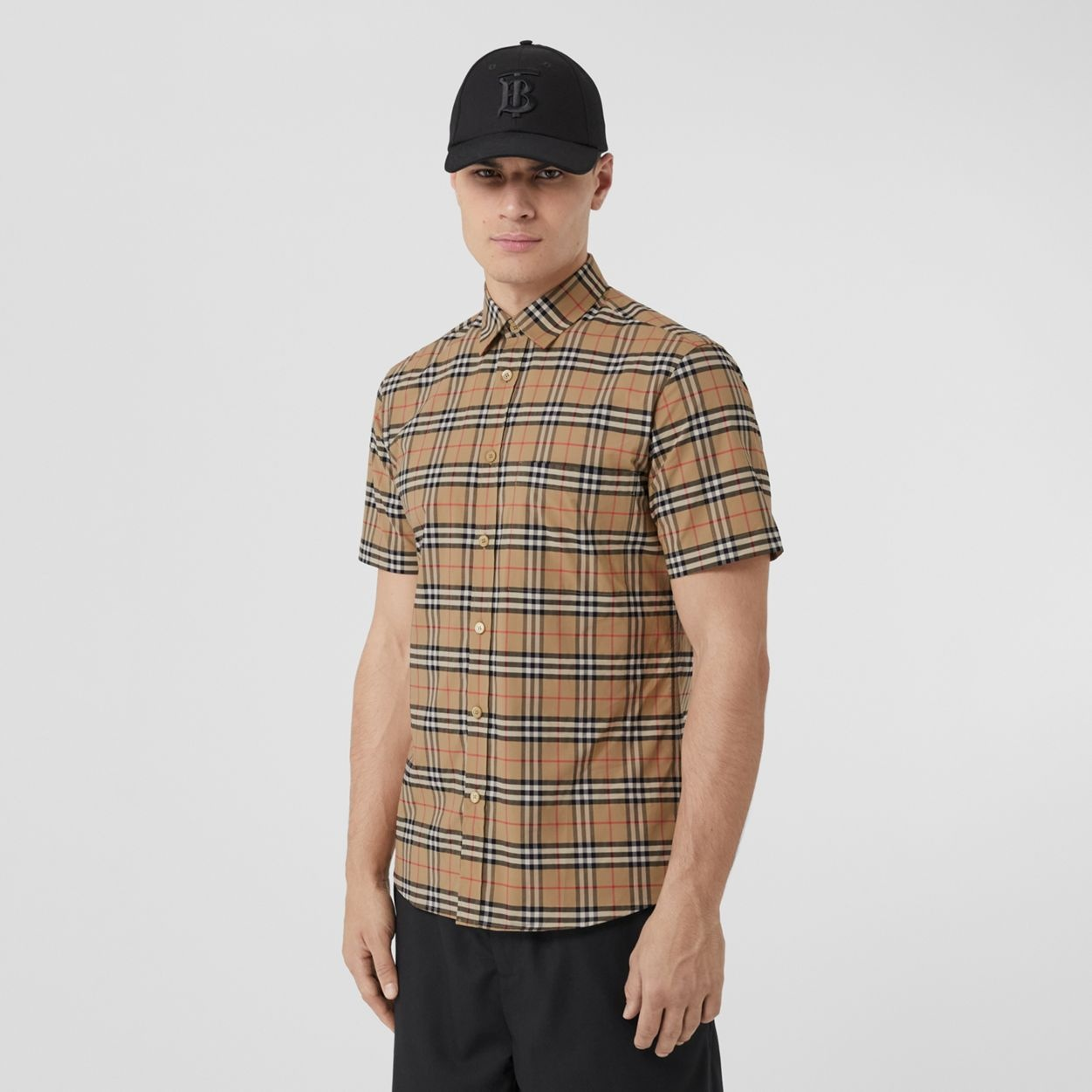 nam mặc áo Burberry Simpson Short-sleeve Shirts In Beige 8020965