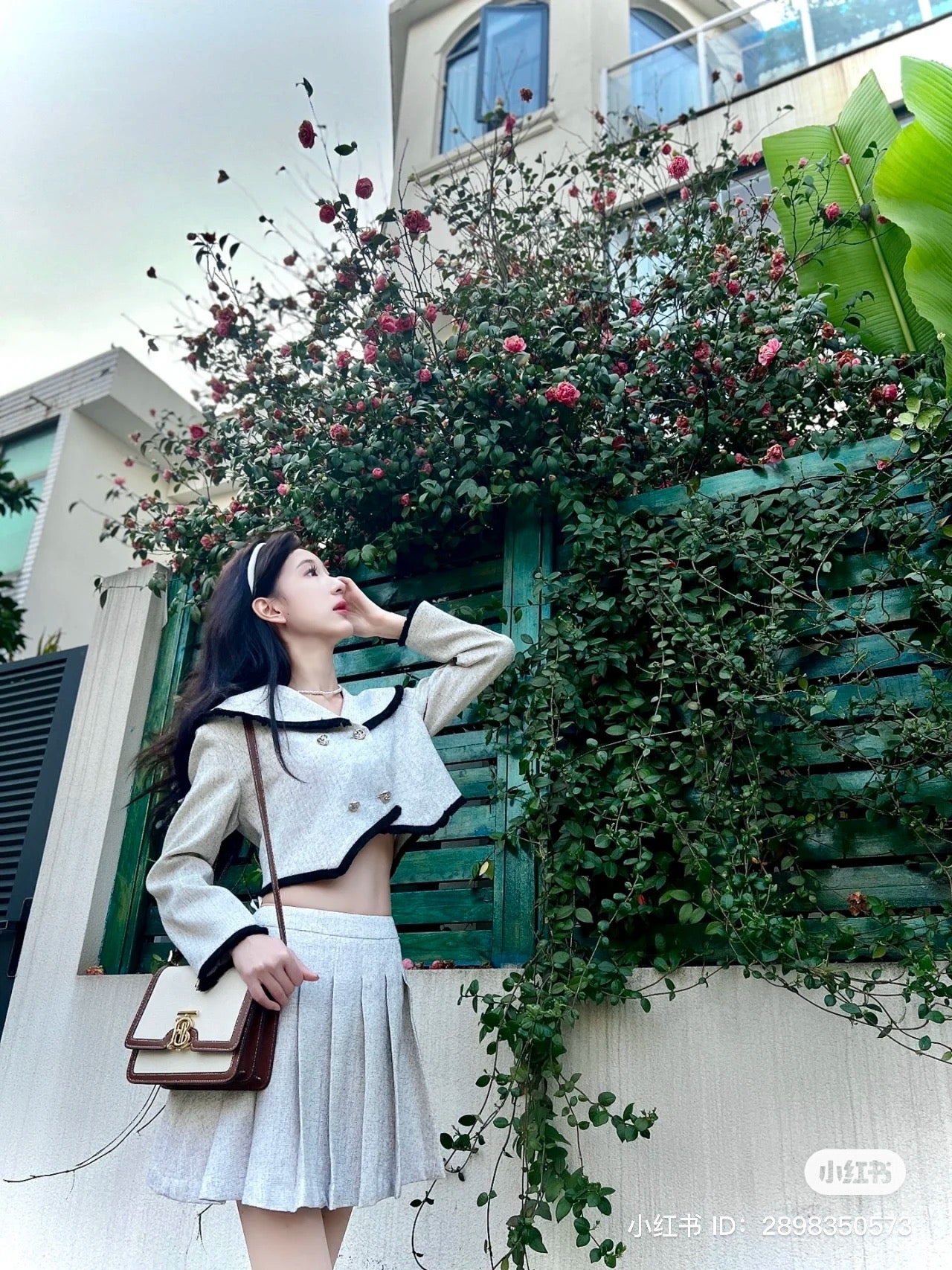 mẫu mang túi BURBERRY SMALL TWO-TONE CANVAS AND LEATHER TB BAG 80146401