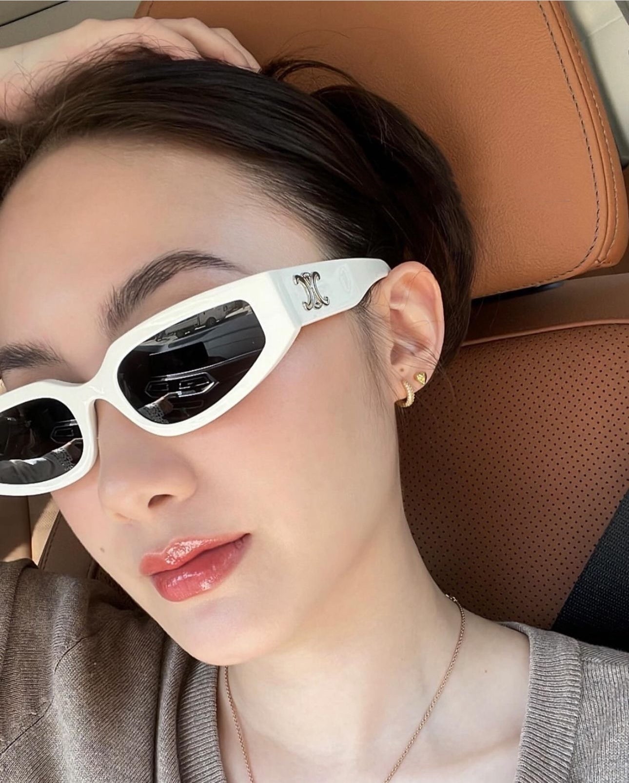 mẫu mang mắt kính râm CELINE 12 TRIOMPHE ACETATE SUNGLASSES WHITE CL40269U 25A authentic