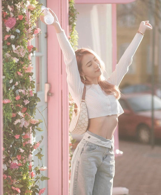 mẫu mang túi kẹp nách CELINE AVA BAG IN TRIOMPHE CANVAS AND CALFSKIN WHITE 193952BZJ 01BC authentic