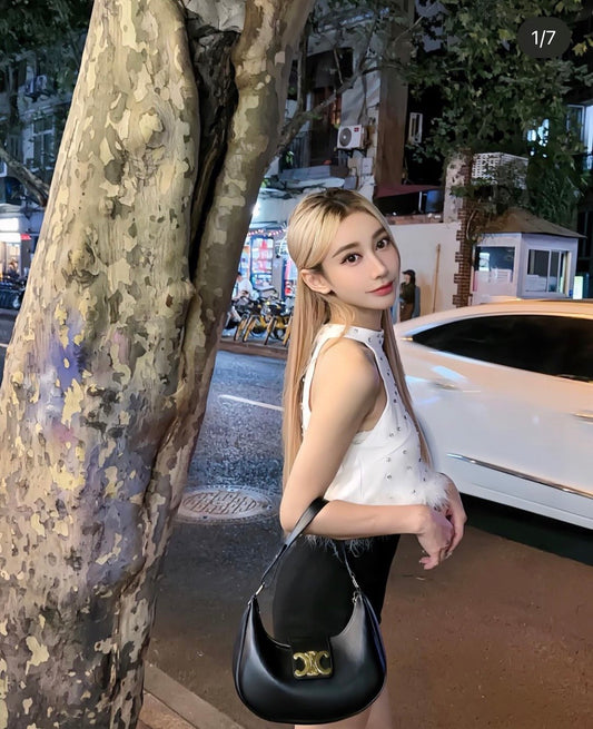 mẫu đeo túi kẹp nách CELINE AVA TRIOMPHE BAG IN SMOOTH CALFSKIN BLACK 114493DGQ 38NO authentic