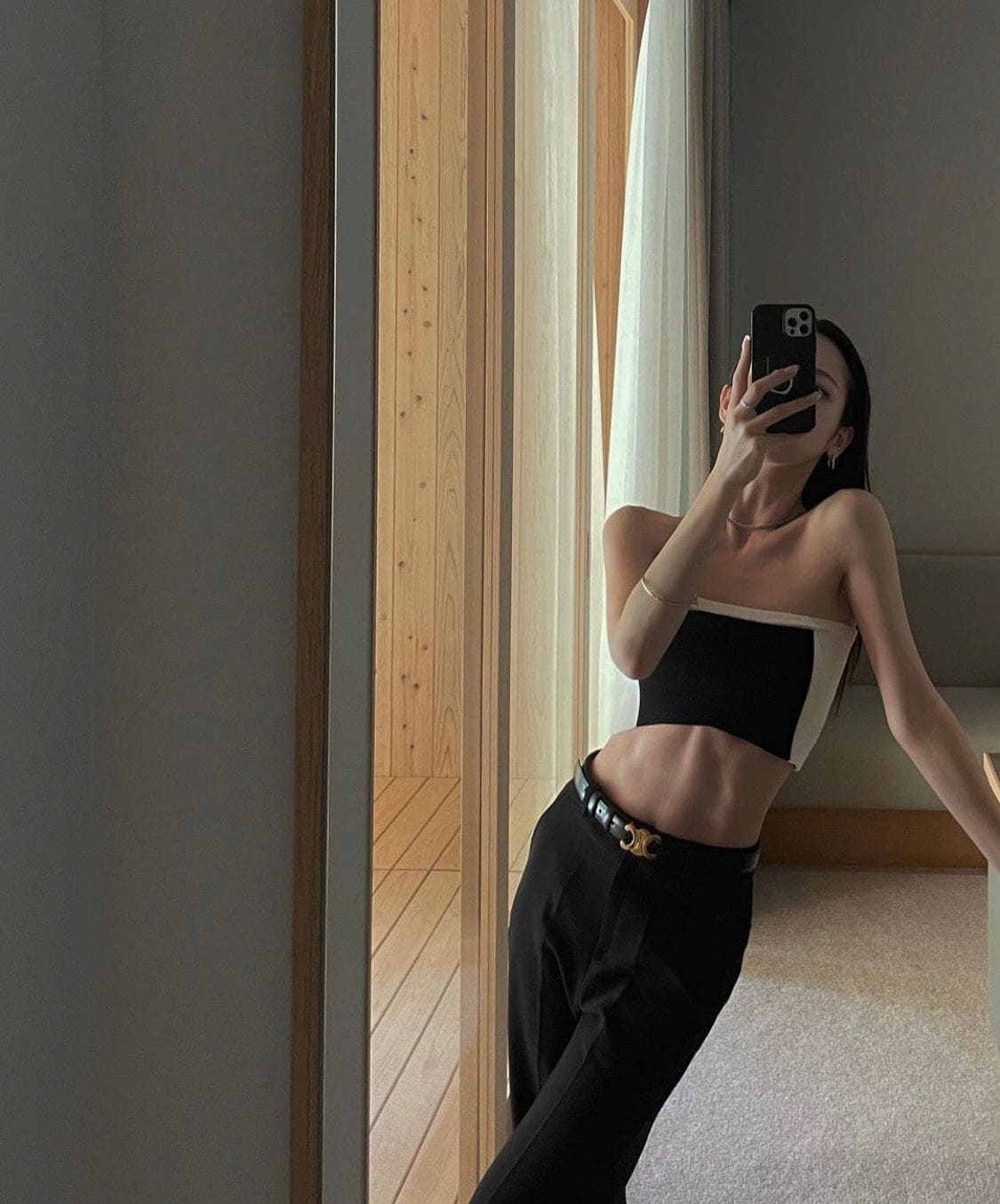 mẫu mang thắt lưng CELINE MEDIUM TRIOMPHE BELT IN TAURILLON LEATHER BLACK 45AK93A01.38NO