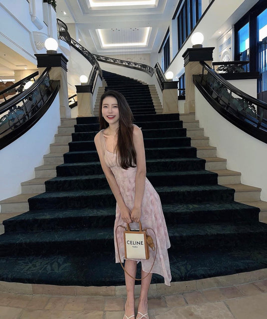 mẫu nữ mang CELINE MINI VERTICAL CABAS IN NATURAL/TAN 193302BNZ 02NT authentic