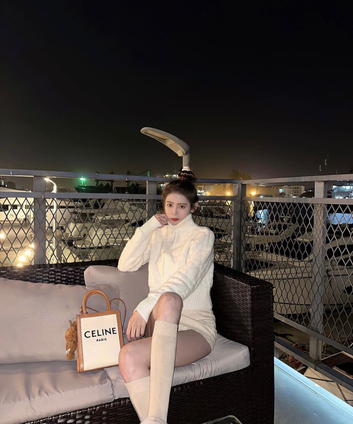 mẫu đeo túi CELINE MINI VERTICAL CABAS IN NATURAL/TAN 193302BNZ 02NT