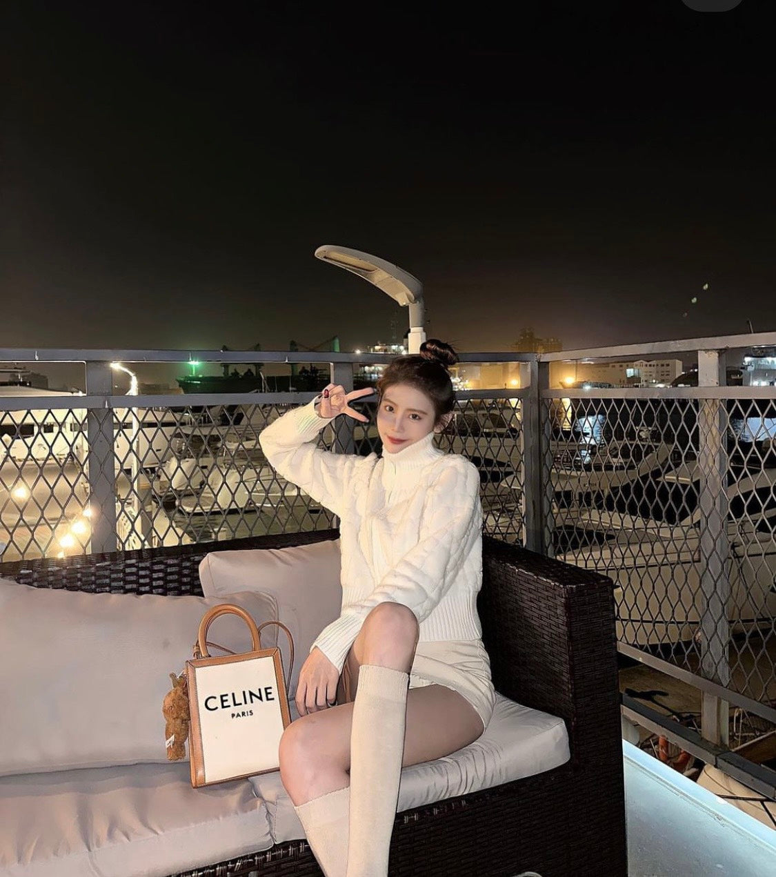 wearing túi CELINE MINI VERTICAL CABAS IN NATURAL/TAN 193302BNZ 02NT