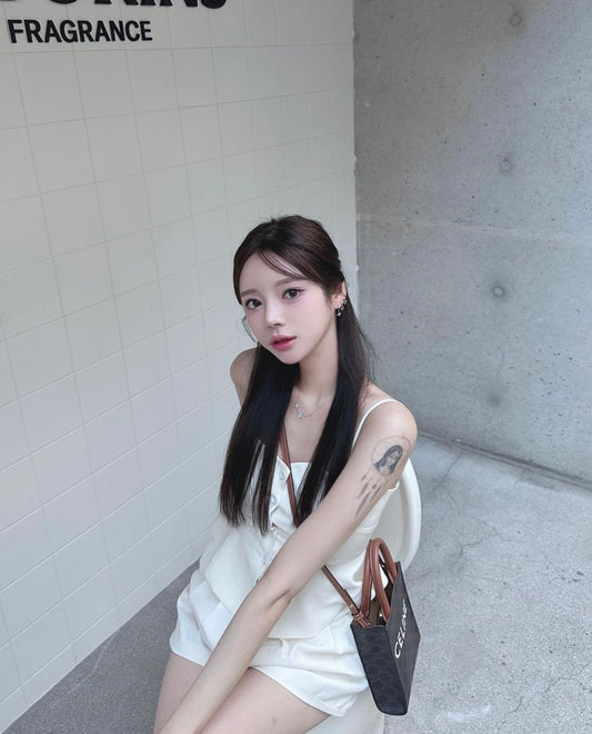 nữ đeo túi CELINE MINI VERTICAL CABAS IN TRIOMPHE CANVAS WITH CELINE PRINT TAN 194372BZK.04LU