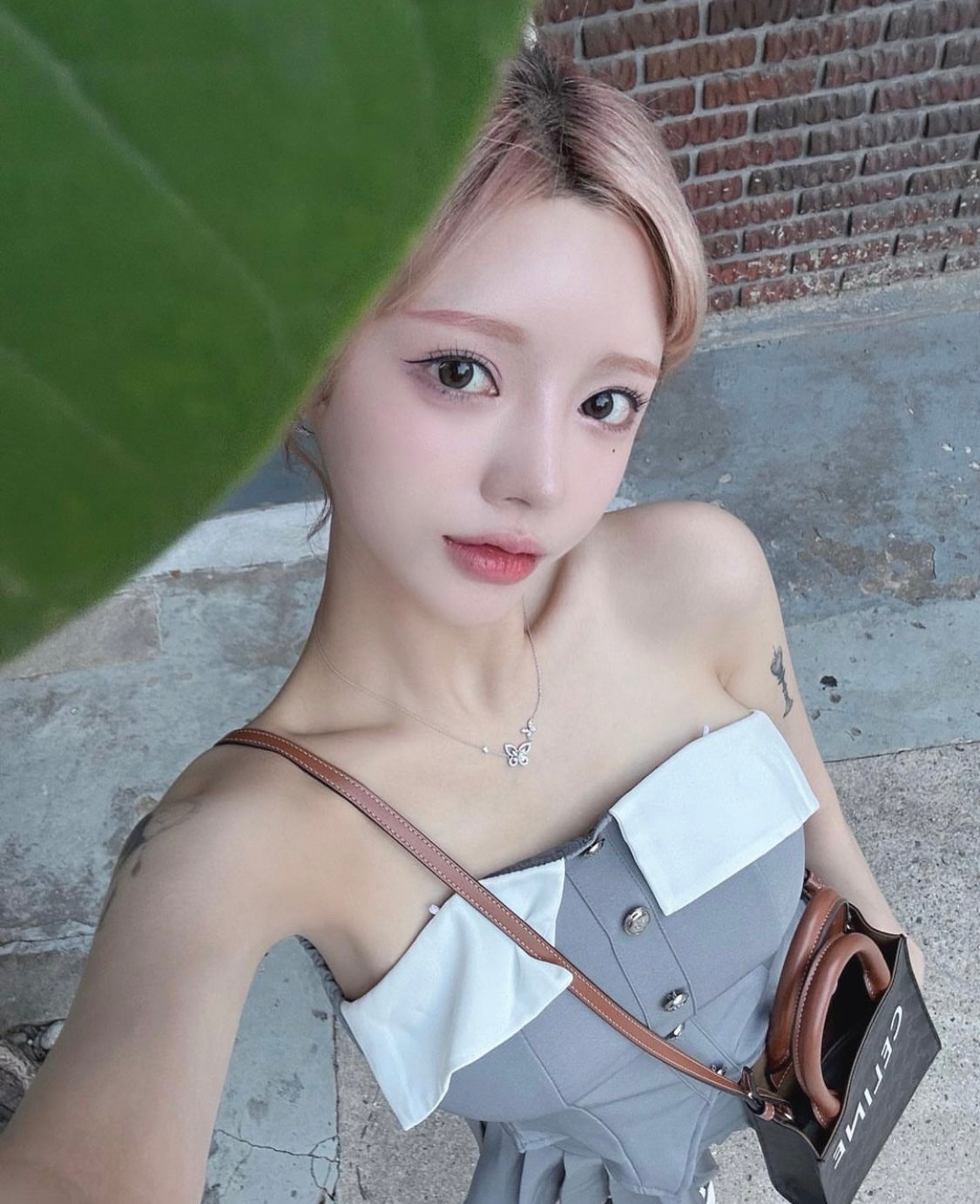 nữ mang túi CELINE MINI VERTICAL CABAS IN TRIOMPHE CANVAS WITH CELINE PRINT TAN 194372BZK.04LU