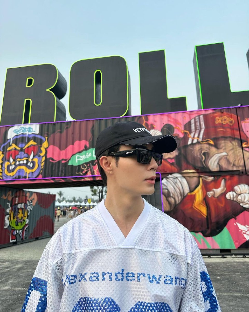 mẫu đeo wearing kính râm CELINE MONOCHROMS 02 SUNGLASSES IN ACETATE BLACK 4S214CPLB 38NO authentic
