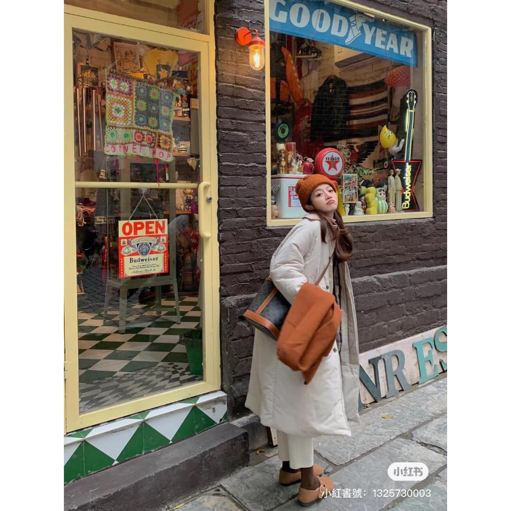 nữ đeo túi CELINE SMALL BUCKET IN TRIOMPHE CANVAS AND CALFSKIN TAN 191442CAS.04LU
