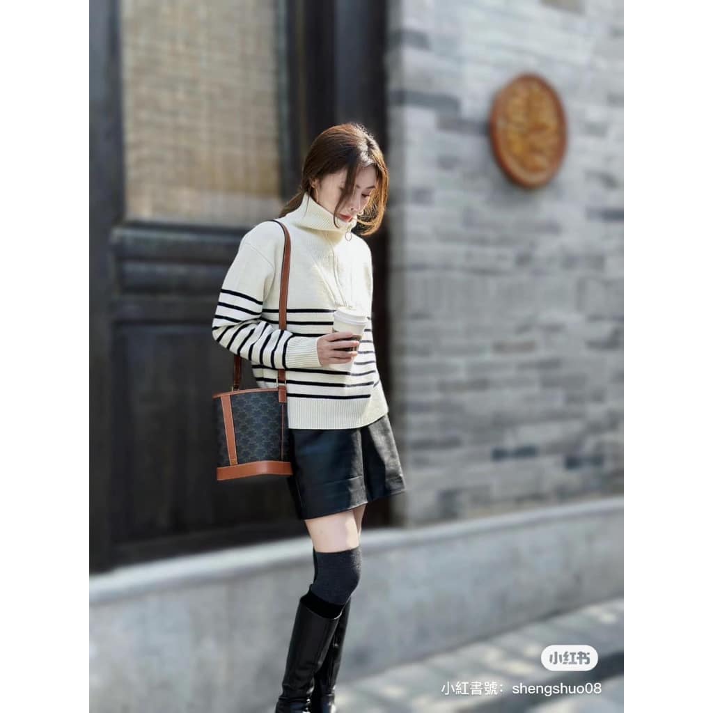 mẫu mang túi CELINE SMALL BUCKET IN TRIOMPHE CANVAS AND CALFSKIN TAN 191442CAS.04LU
