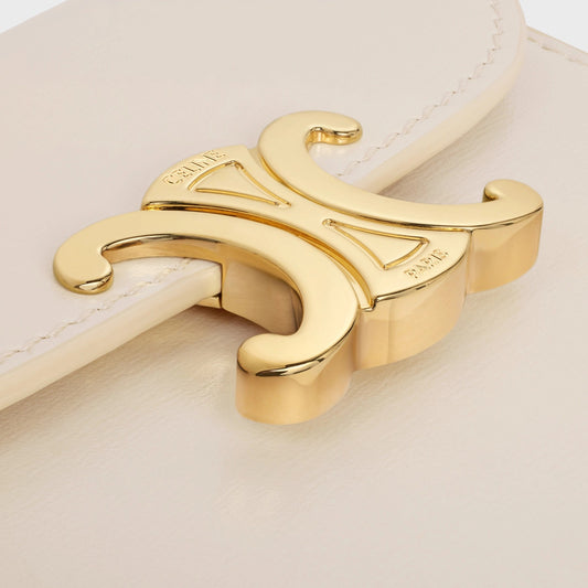 chi tiết logo CELINE SMALL FLAP WALLET TRIOMPHE IN SHINY CALFSKIN PALE BEIGE 10D783DPV.02PA