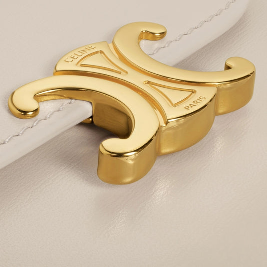 chi tiết logo ví gập CELINE SMALL WALLET TRIOMPHE IN SHINY CALFSKIN LIGHT STONE 10D783DPV.02LS