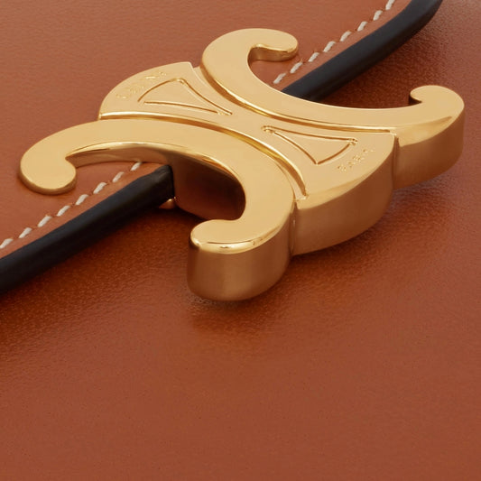 chi tiết logo ví gập CELINE SMALL WALLET TRIOMPHE IN SHINY SMOOTH LAMBSKIN TAN 10D783BZG.04LU