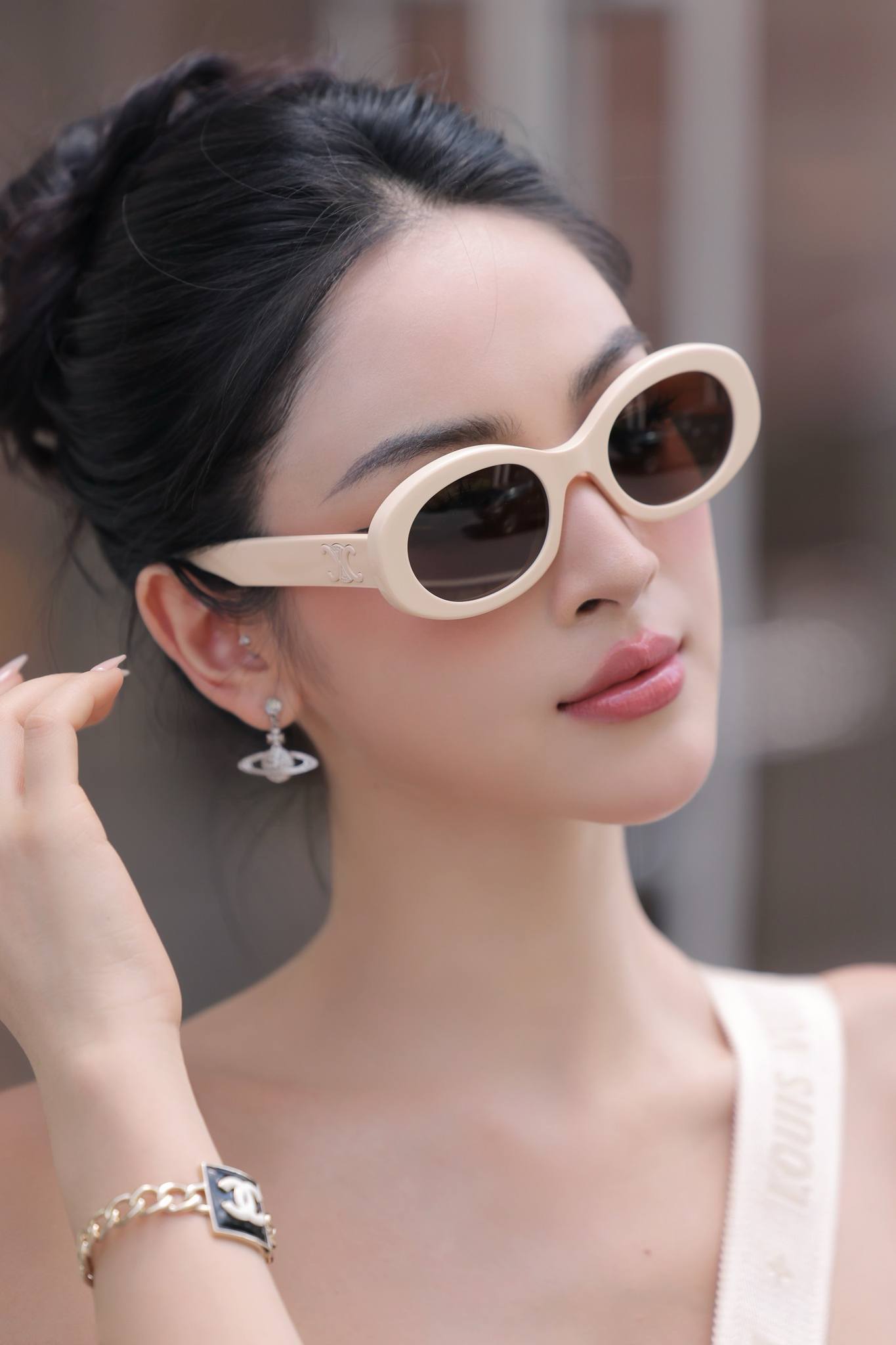 nữ mang kính CELINE TRIOMPHE 01 IVORY SUNGLASSES IN ACETATE 4S194CPLB.01QE